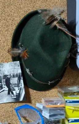 Le chapeau et les plumes.